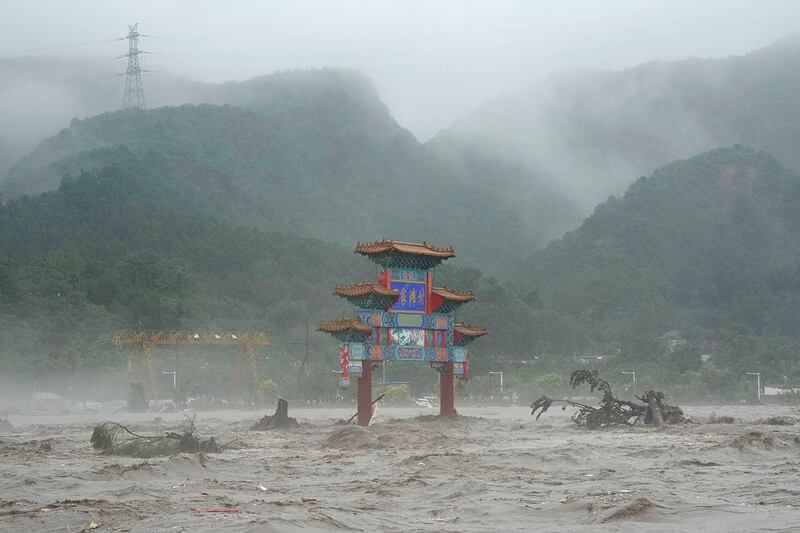 2023年8月1日，北京门头沟妙峰山地区的一条主路被洪水淹没。（美联社）