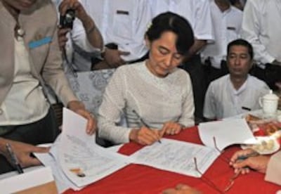 Lãnh tụ Aung San Suu Kyi ký đơn tranh cử- AFP photo