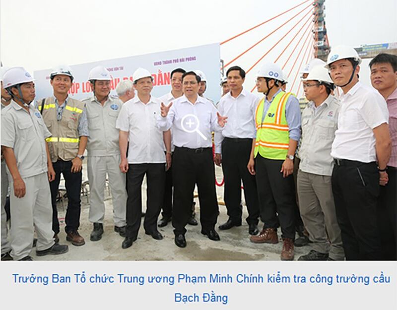 Ông Phạm Minh Chính, áo sơ trắng giữa hình, đeo kính.