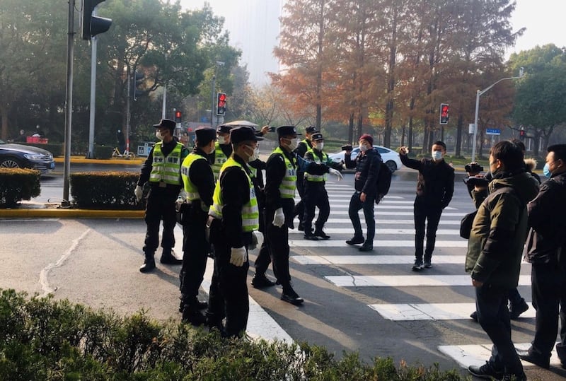 上海浦東法院外，警察驅趕記者和聲援者。（陳建剛推特圖片）