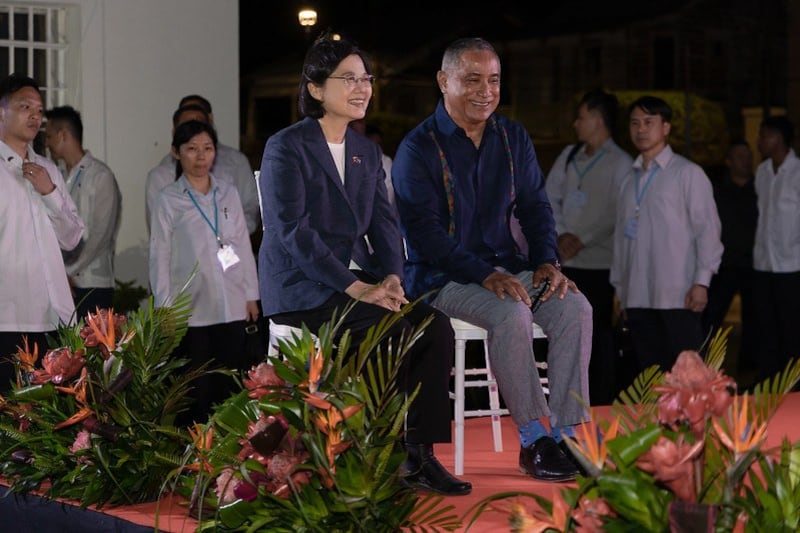 台湾的总统蔡英文4日在友邦伯利兹出席总理布里仙纽（右）晚宴。（台湾总统府提供）