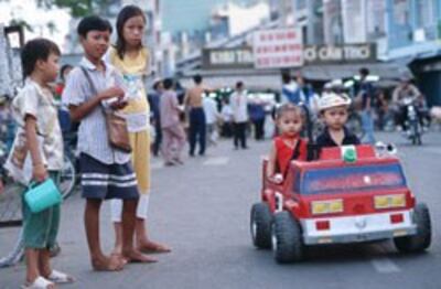 Trẻ em con nhà nghèo và trẻ em con nhà giàu ở Sài Gòn. AFP photo 