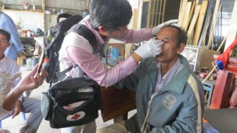 A medic treats a protester suffering from a facial wound, Jan. 27, 2014. Credit: RFA