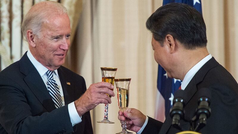 2015年9月25日，时任美国副总统乔•拜登（Joe Biden）、中共总书记习近平在华盛顿特区举办的国家午餐会上敬酒。（法新社）