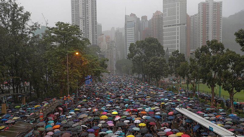 香港民众2019年8月18日在维园聚会抗议（美联社）