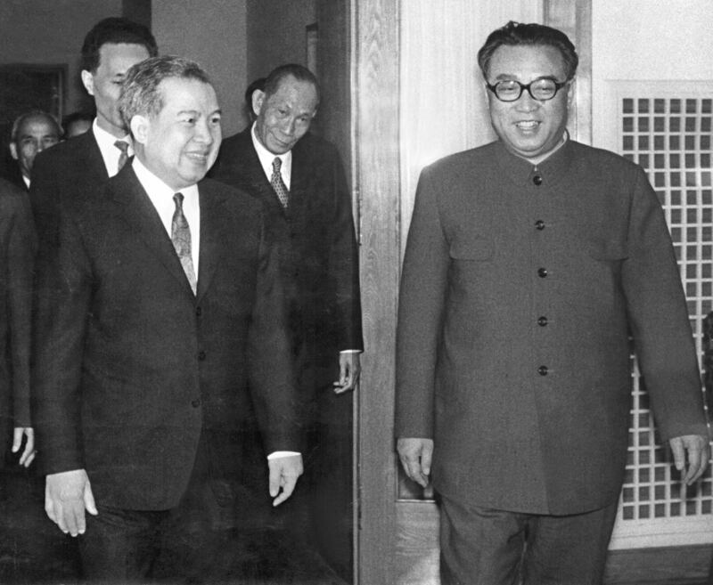 Norodom Sihanouk, former King of Cambodia (l) is welcomed 22 April 1975 in Pyongyang by North Korean President and "Great Leader" Kim Il-Sung (r). 