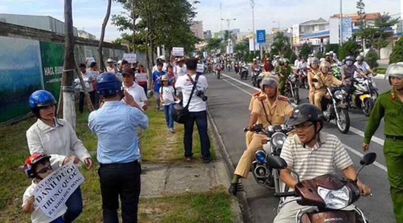 Hãy chung tay đánh đuổi Trung Quốc ra khỏi Biển Đông, là khẩu hiệu của người biểu tình ở Đà Nẵng sáng Chủ nhật 11/05/2014.