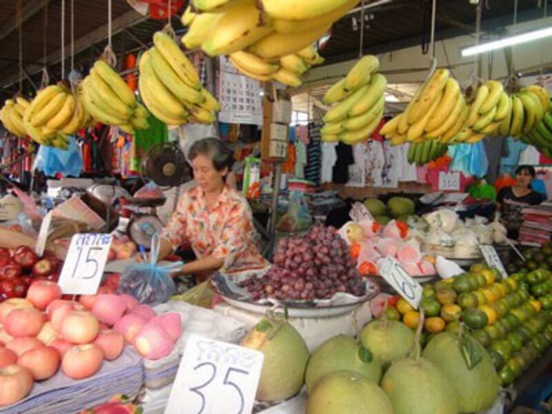 Một gian hàng bán trái cây tại chợ Tết Việt ở Đông bắc Thái Lan, ảnh minh họa chụp trước đây. File photo.