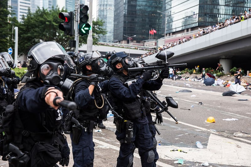 2019年6月12日，香港市民反《逃犯条例》示威活动中，警察向示威者发射催泪弹。（法新社）