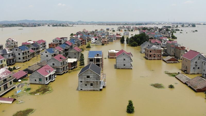 2020年7月17日，江西省鄱阳县大雨过后，建筑物和农田被部分淹没在洪水中。（路透社）