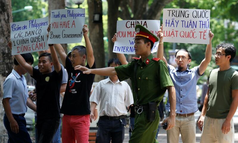 Hình minh họa. Công an ngăn chặn người biểu tình phản đối Trung Quốc ở Hà Nội hôm 17/7/2016