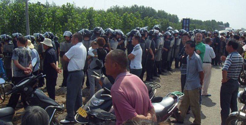 Security forces block protesters from the mining area in Xuchang county, Henan on June 10, 2012. Photo courtesy of a local resident.