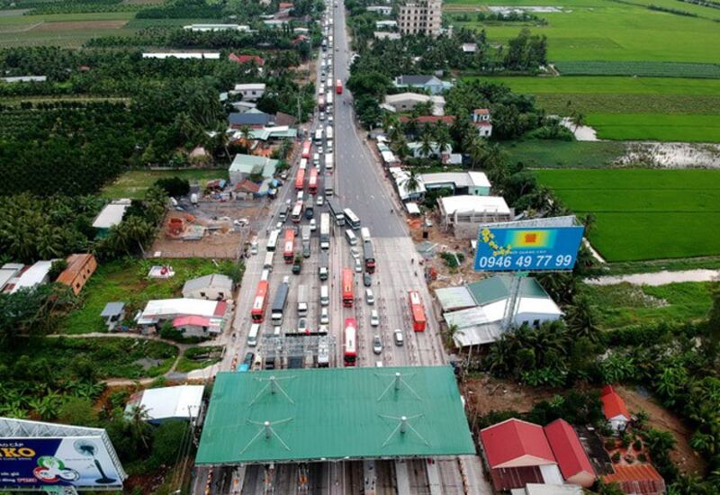 Cảnh ách tắc giao thông tại trạm Cai Lậy hôm 13/8