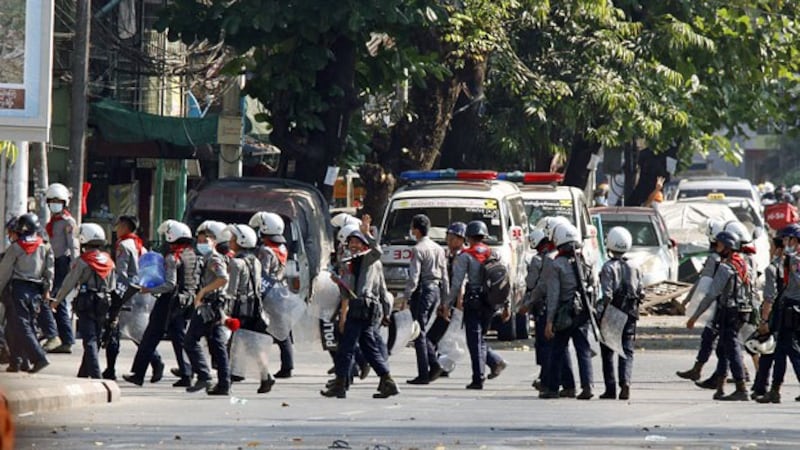 myanmar-police-moving-sanchaung-yangon-mar3-2021.jpg