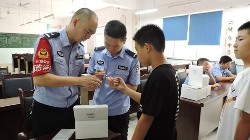 资料图片：2019年9月，四川什邡警察采集初中男生的DNA样本。（什邡政府网）