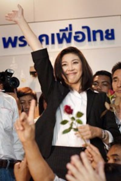 Bà chủ tịch Đảng Puea Thái, Yingluck Shinawatra giành chiến thắng vẻ vang trước Đảng Dân chủ của đương kim thủ tướng Abhisit Vejajiva. AFP