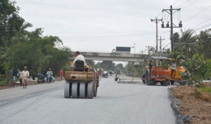 Nhiều nhà thầu ứng trước tiền để thi công đường giao thông lâm cảnh khó khăn do UBND huyện Phước Long tỉnh Bạc Liêu chậm thanh toán nợ - Ảnh: C.Quốc