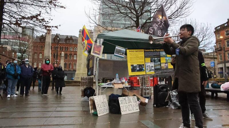 曼彻斯特(Manchester)的港人集会大致秩序良好，到尾段集会人士和两名中国女子发生冲突。(《和你报》Luci提供)