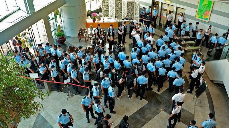 2021 年 6 月 17 日，警察聚集在香港苹果日报总部大厅。 （美联社）