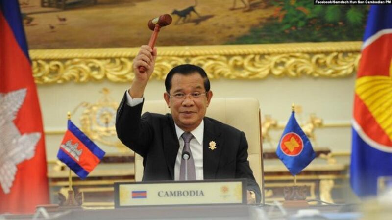 Prime Minister Hun Sen holds the ceremonial gavel in a virtual meeting as Cambodia takes over the ASEAN chairmanship from Brunei, Oct. 28, 2021. Courtesy: Samdech Hun Sen, Cambodian Prime Minister, via Facebook