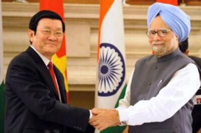 Chủ tịch nước VN Trương Tấn Sang (T) bắt tay Thủ tướng Ấn Độ Manmmohan Singh khi ông sang thăm New Delhi vào ngày 12 Tháng 10 năm 2011. AFP photo.