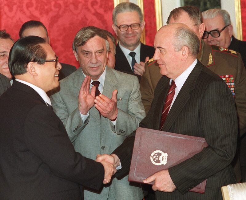 1991年5月16日，江泽民与戈尔巴乔夫在莫斯科就边境问题签署条约。（AFP）