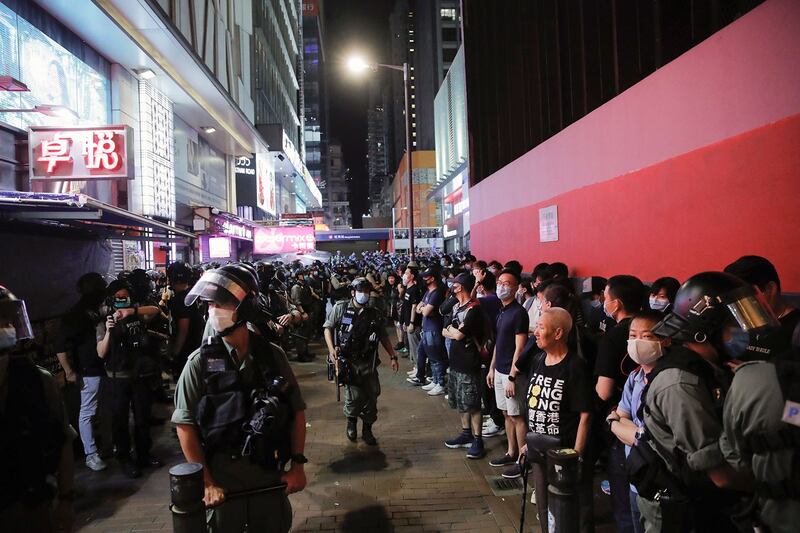 2020年6月12日，香港旺角抗议活动中，支持民主的抗议者与防暴警察与对峙。（美联社）