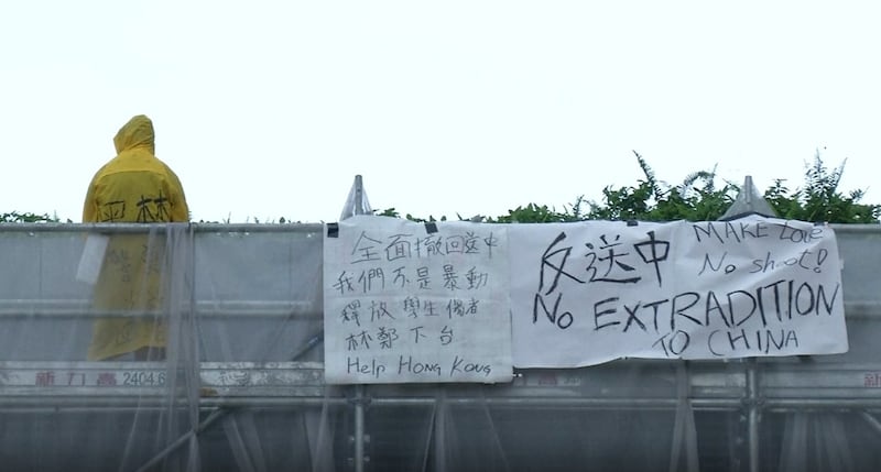 去年6月15日，35岁青年梁凌杰在香港商业区挂起反送中横幅后，从高处堕下身亡，成为第一位在运动中死亡的香港人。而在他之后，接连有年轻人因为社会运动而轻生。根据香港保安局的资料，去年6月到12月，香港平均每个月有61人自杀。(路透社图片)