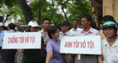 Thân nhân và những người ủng hộ TS Cù Huy Hà Vũ trước phiên xử phúc thẩm hôm 02/8/2011. AFP photo