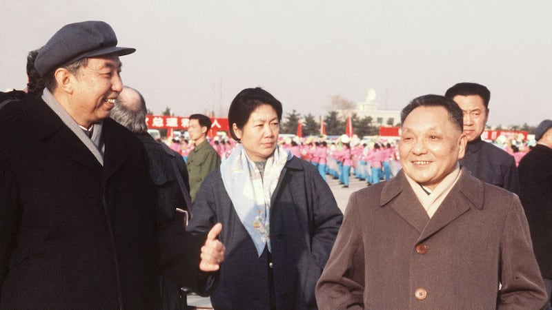 1978年1月19日，中国领导人华国锋（左）和邓小平，在北京机场等候法国总理雷蒙·巴尔的飞机。（AFP）