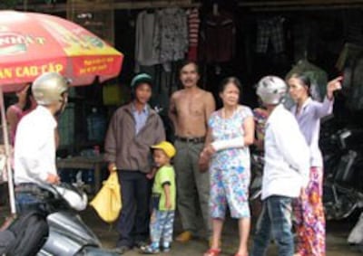 Người dân huyện Bắc Trà My lo sợ sau hàng loạt các vụ động đất. Photo courtesy of tinf.vn 