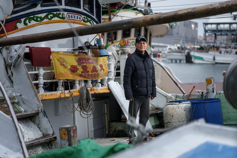 已有40多年經驗的資深船長王淳永，多次在台灣灘漁場遭遇中國盜砂船。澎湖漁船在台灣灘與中國盜砂船時常發生擦撞、衝突。王淳永認為中國盜砂船霸占了台灣灘海域，讓漁民沒有辦法繼續在這個傳統漁場作業。 （攝影／黃世澤）