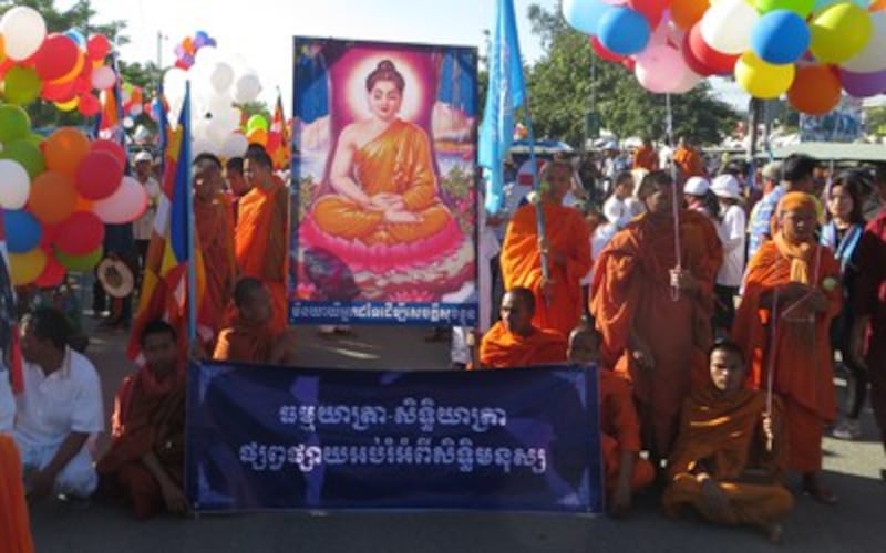 Monks call on the Cambodian government to respect human rights in Phnom Penh, Dec. 10, 2014. 