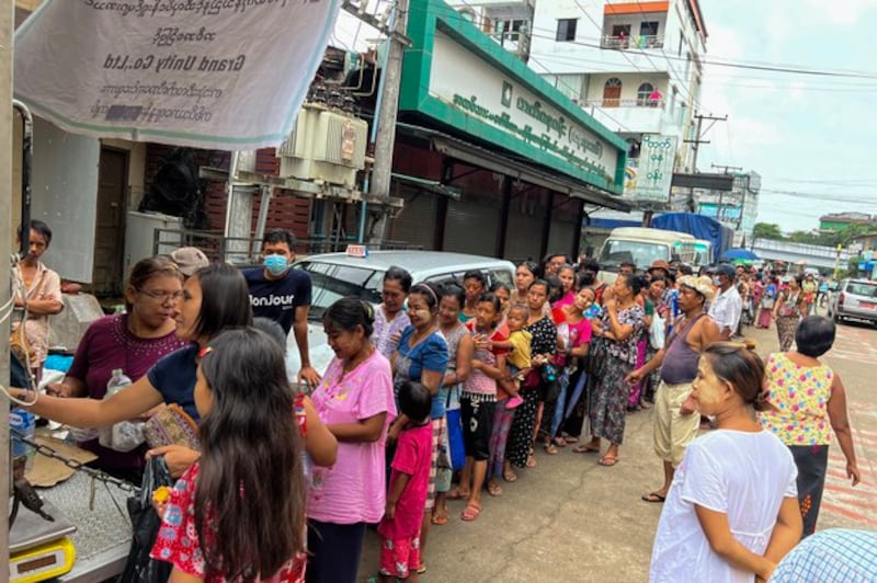 Yangon residents line up to buy palm oil for cooking, Aug. 26, 2022. Credit: RFA