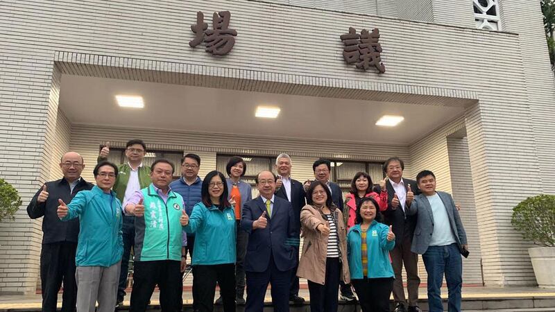 民进党立法院党团29日为通过《反渗透法》迳付二读，清早就到立法院议场防堵国民党阻挡。（管碧玲脸书粉丝页）