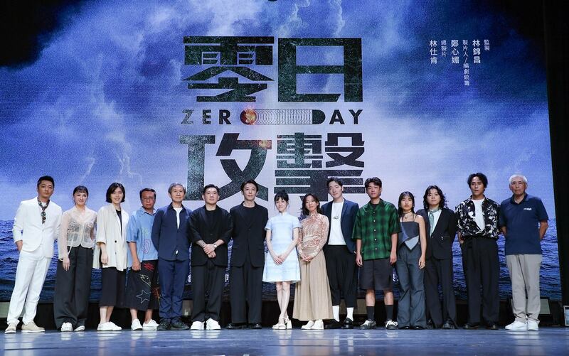 日本男星高桥一生（左七）出席2024年7月23日《零日攻击ZERO DAY》17分钟前导片发布会。（零日文创提供）