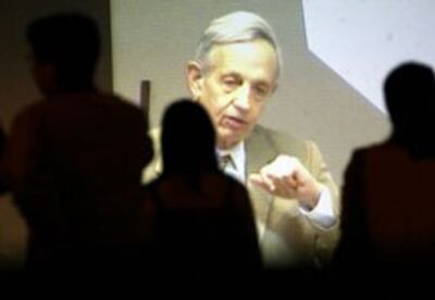 Nhà toán học John Nash được trao giải Nobel Kinh tế vào năm 1994. AFP photo 