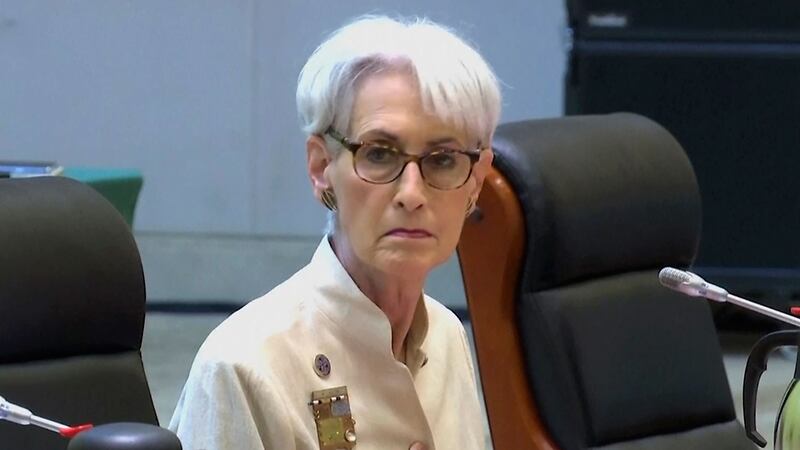 2021 年 7 月 26 日，美国副国务卿舍曼（Wendy Sherman）在天津与主管中美关系的中国外交部副部长谢锋会谈。（美联社）