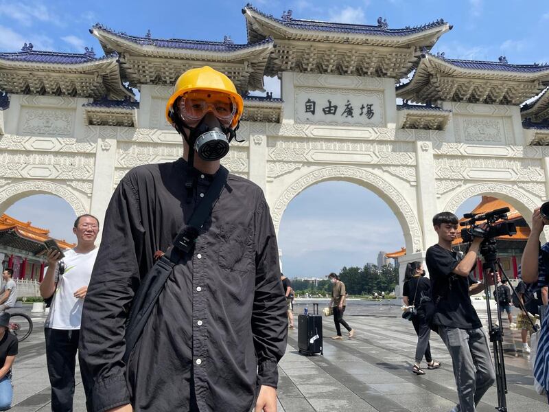 台湾青年人皓形容，一身的抗争者装扮是香港人创造出来的民主符号，以此表示对港人的支持。(陈子非摄)