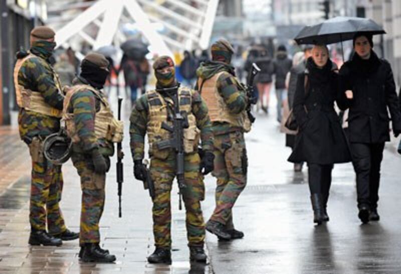 Quận đội Pháp trên các đường phố Paris. AFP