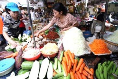 Rau quả được bày bán trong các chợ ở Việt Nam. AFP