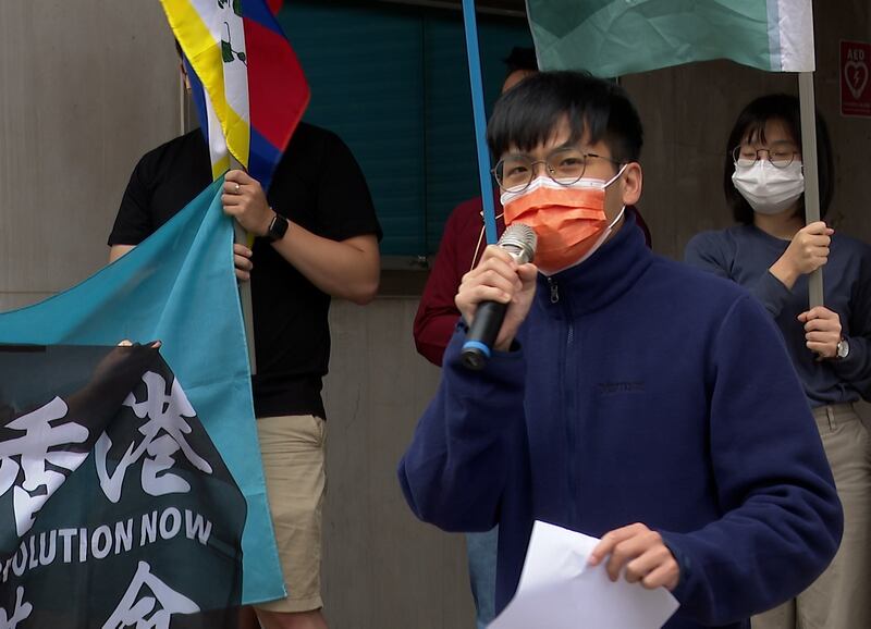 国立台湾大学研究生协会会长许冠泽代表台大研究生协会，表达对“白纸运动”的支持。(记者 李宗翰摄)