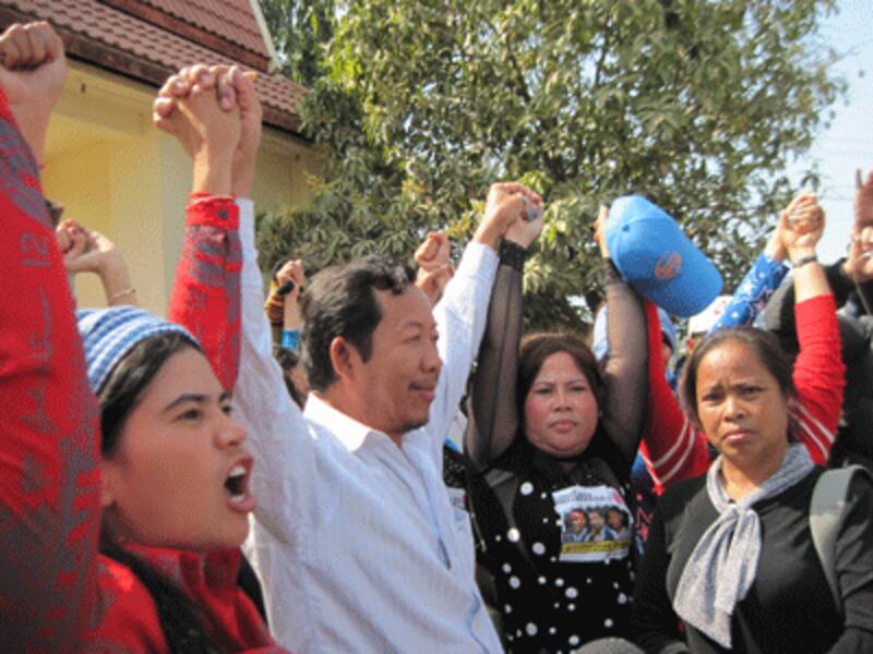 Rong Chhun (2nd from L), president of the Cambodian Confederation of Unions, and Tep Vanny (L), Phnom Penh's Boeung Kak Lake community leader, after their release in Phnom Penh, Jan. 21, 2014. 