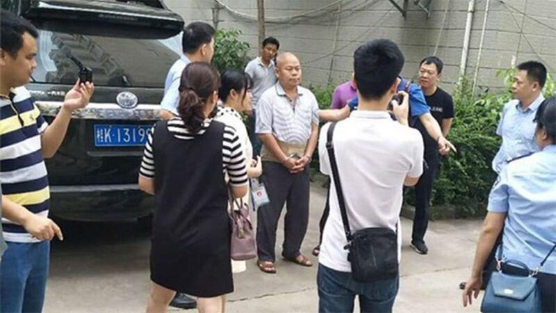 2019年4月29日，广西人权律师陈家鸿（中）被警察抓捕。 （覃永沛律师提供）