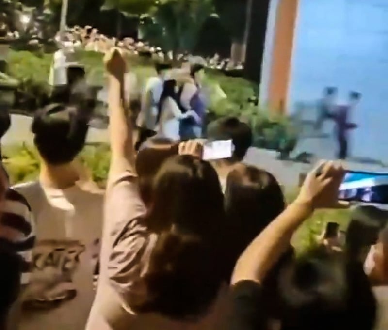 Students protest a power outage at the School of Foreign Economics and Trade at the Wuhan Textile University, Sept. 19, 2022, Credit: Citizen journalist via Weibo