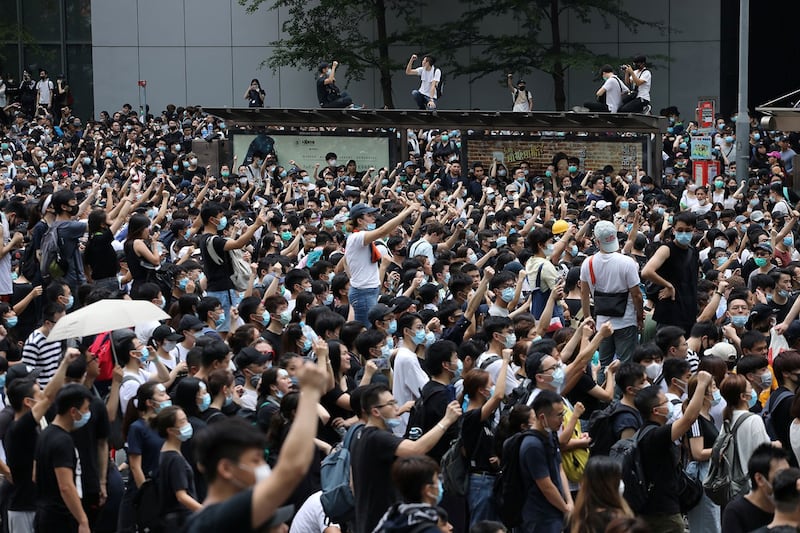 2019年6月12日，大批香港市民在立法会外反《逃犯条例》。（路透社）