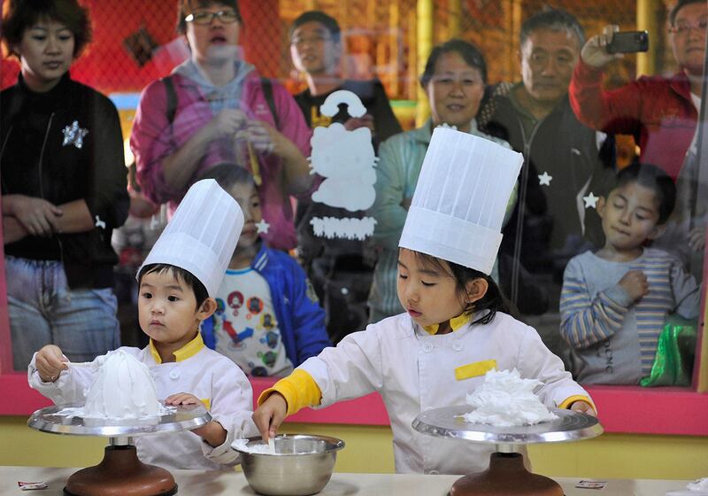 辽宁省沈阳市青少年娱乐中心，孩子们在烹饪课上做蛋糕。(路透社)