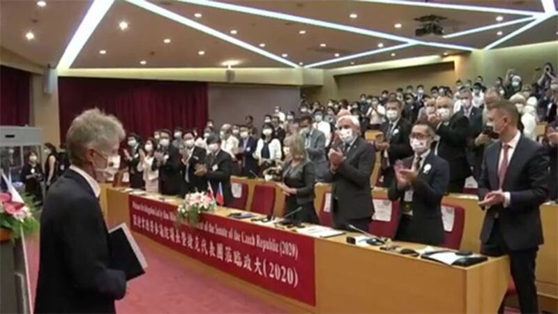 维特齐在政大演讲后，全场起立鼓掌。（政大提供）