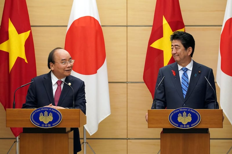 Hình minh hoạ. Thủ tướng Nhật Bản Shinzo Abe (phải) và Thủ tướng Nguyên Xuân Phúc tại họp báo ở Tokyo hôm 8/10/2018 