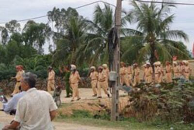 Công an trấn áp giáo dân bên ngoài xã Nghi Phương, huyện Nghi Lộc, Nghệ An ngày 3/9/2013. Courtesy VRNs.